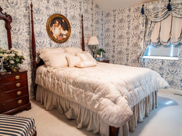 Ethan Allen Queen 4-Poster Bed – Traditional Carved Wood Frame (No Mattress) - Image 6