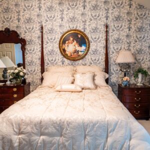 Ethan Allen Queen 4-Poster Bed – Traditional Carved Wood Frame (No Mattress)