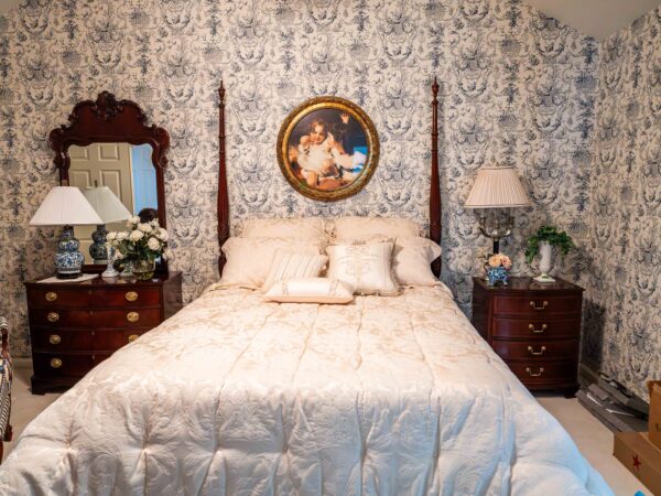 Ethan Allen Queen 4-Poster Bed – Traditional Carved Wood Frame (No Mattress)