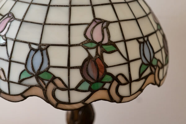 TIFFANY-STYLE STAINED GLASS FLORAL LAMP - Image 3