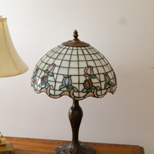 TIFFANY-STYLE STAINED GLASS FLORAL LAMP
