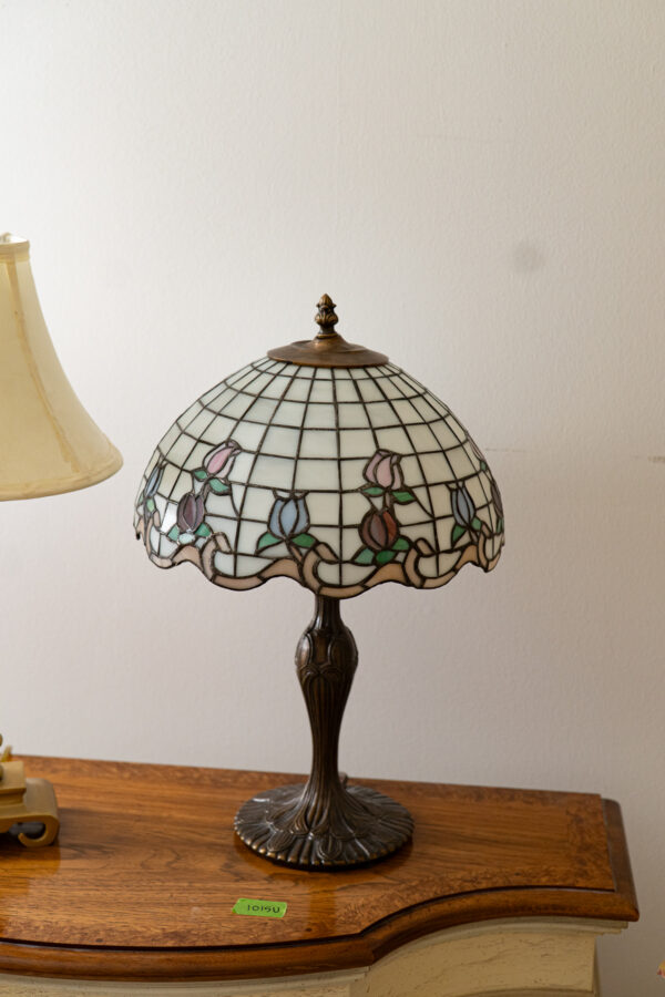 TIFFANY-STYLE STAINED GLASS FLORAL LAMP