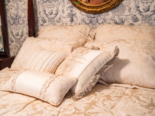 ETHAN ALLEN QUEEN-SIZED BEDDING SET - Image 4