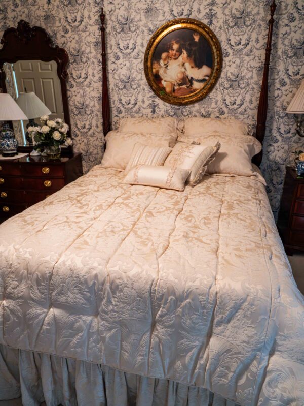 ETHAN ALLEN QUEEN-SIZED BEDDING SET