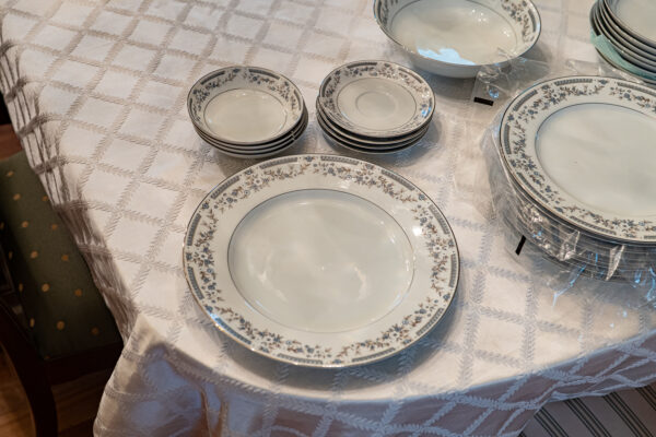 Aragon Fine China Dinnerware Set – Blue Floral Pattern, 28 Pieces - Image 5