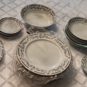 Aragon Fine China Dinnerware Set – Blue Floral Pattern, 28 Pieces