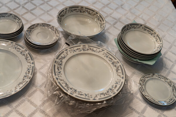 Aragon Fine China Dinnerware Set – Blue Floral Pattern, 28 Pieces