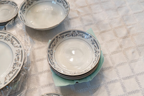 Aragon Fine China Dinnerware Set – Blue Floral Pattern, 28 Pieces - Image 4