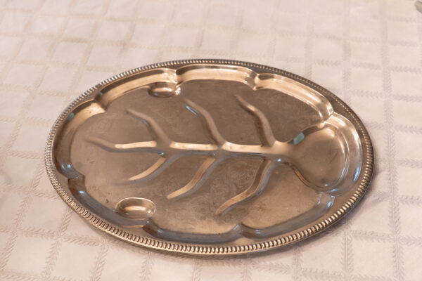 Unbranded Silver Leaf-Shaped Serving Platter – 18” x 13.5”