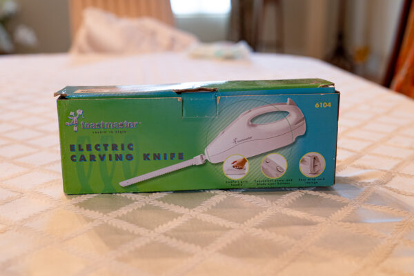 Toastmaster Electric Carving Knife with Blades – Model 6104
