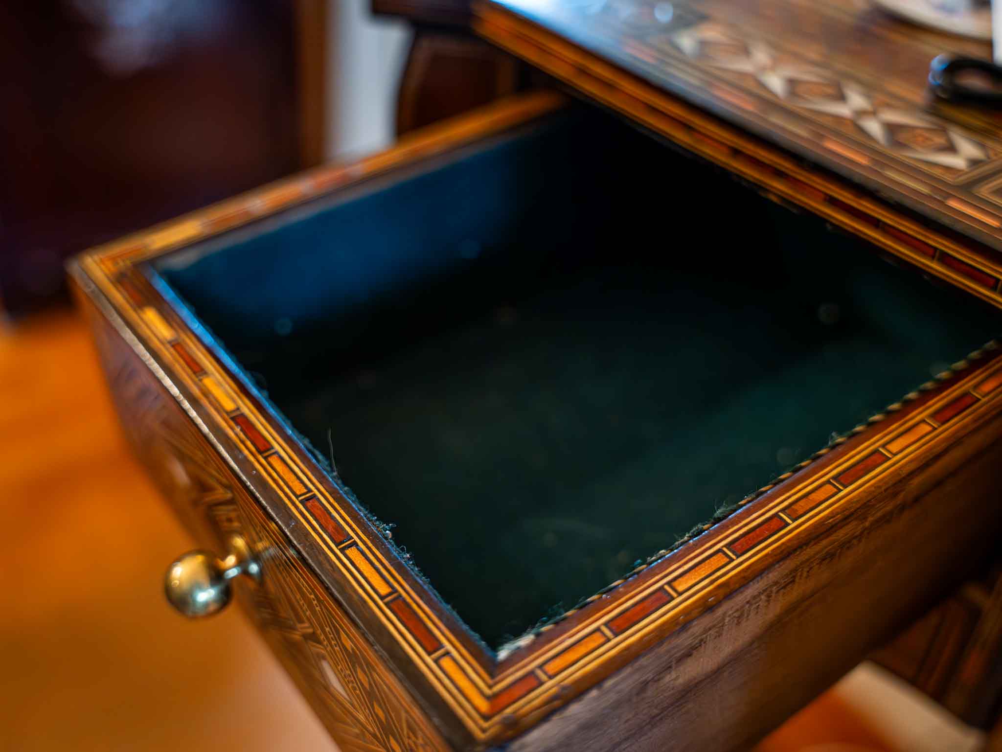 Vintage Oriental Inlaid Wood Side Table Corner Accent Table w/ Drawer - Image 5