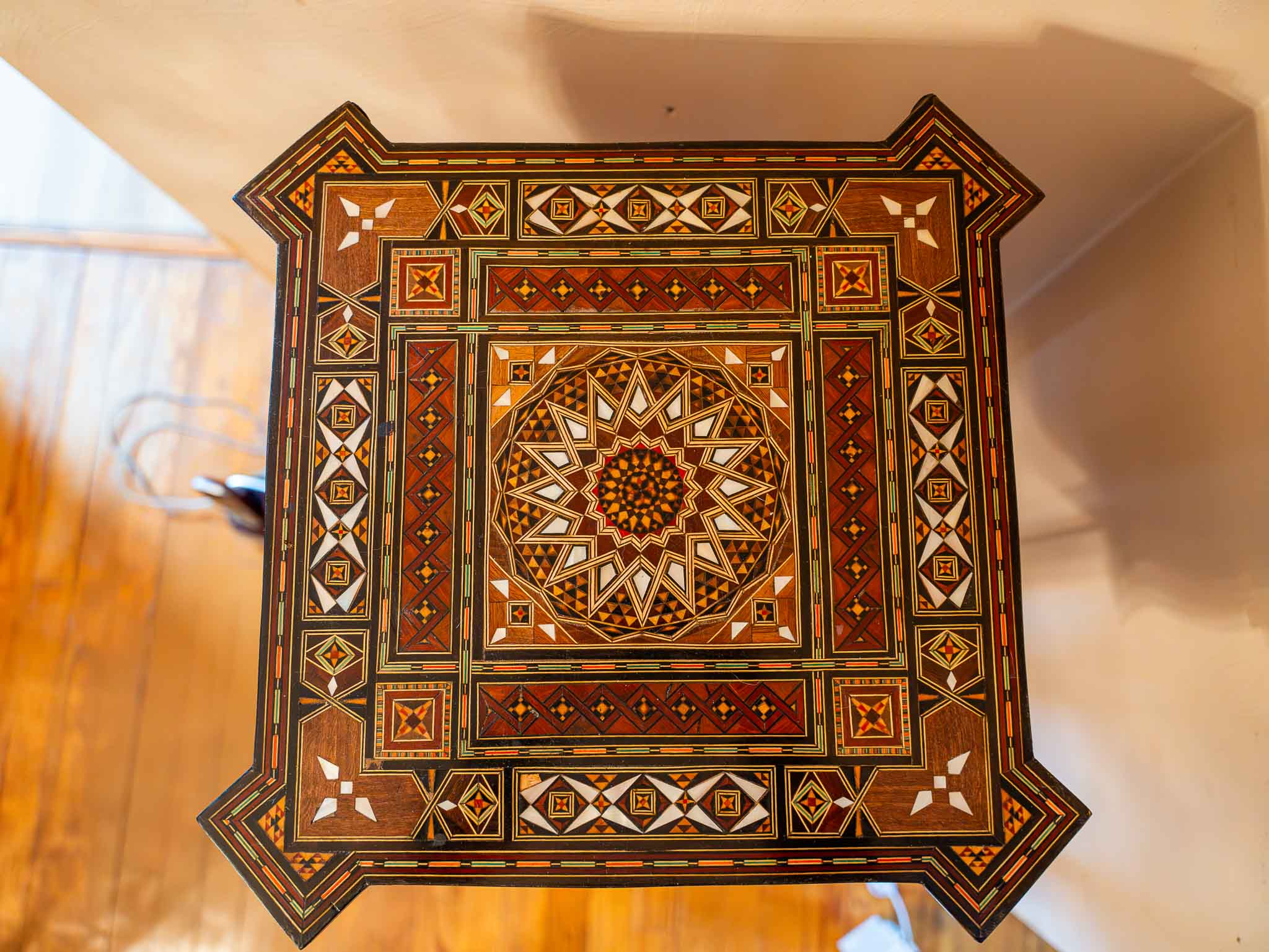 Vintage Oriental Inlaid Wood Side Table Corner Accent Table w/ Drawer - Image 4