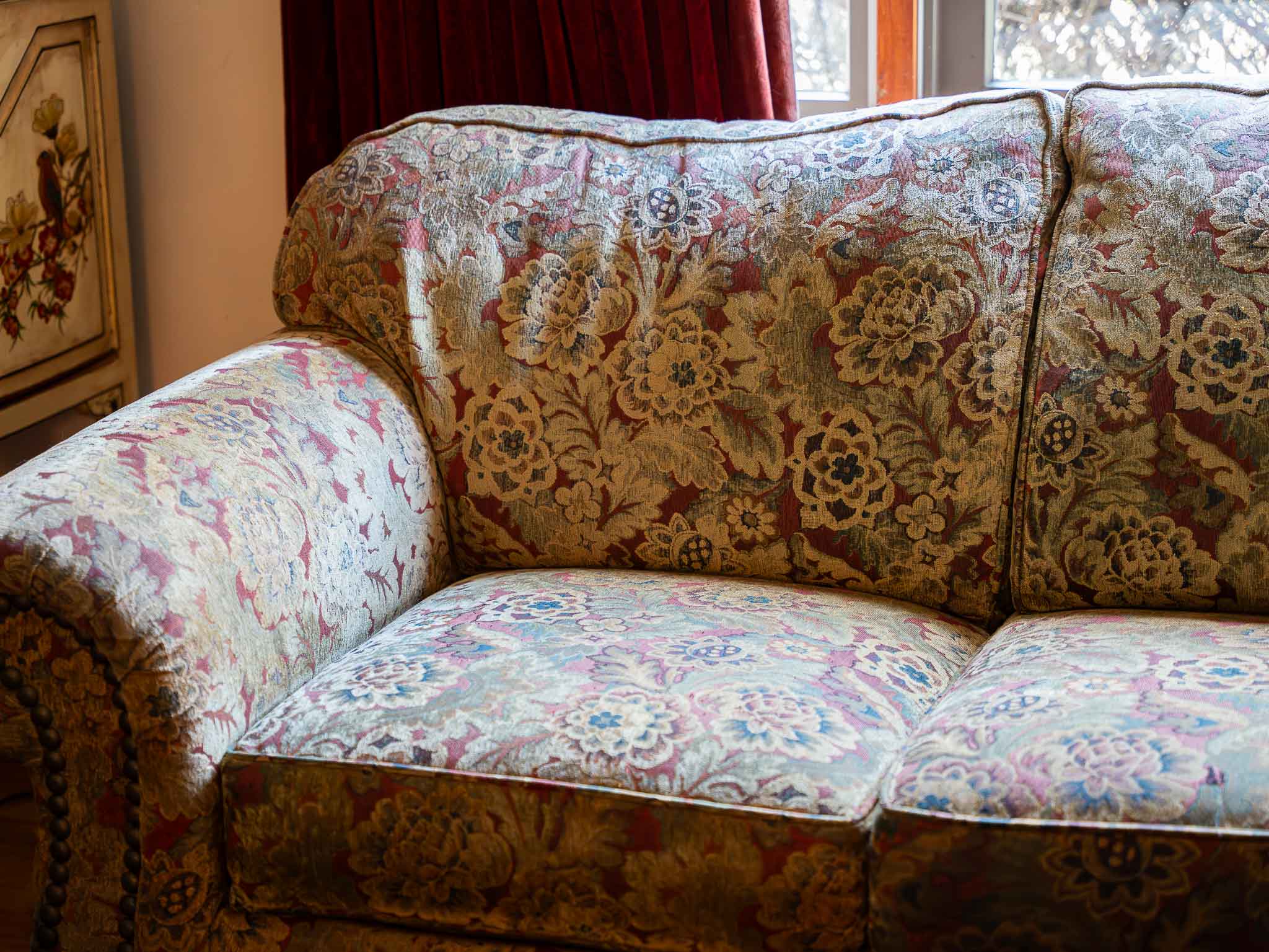 Flexsteel Floral Upholstered Sofa Couch Nailhead Trim Rolled Arm - Image 2