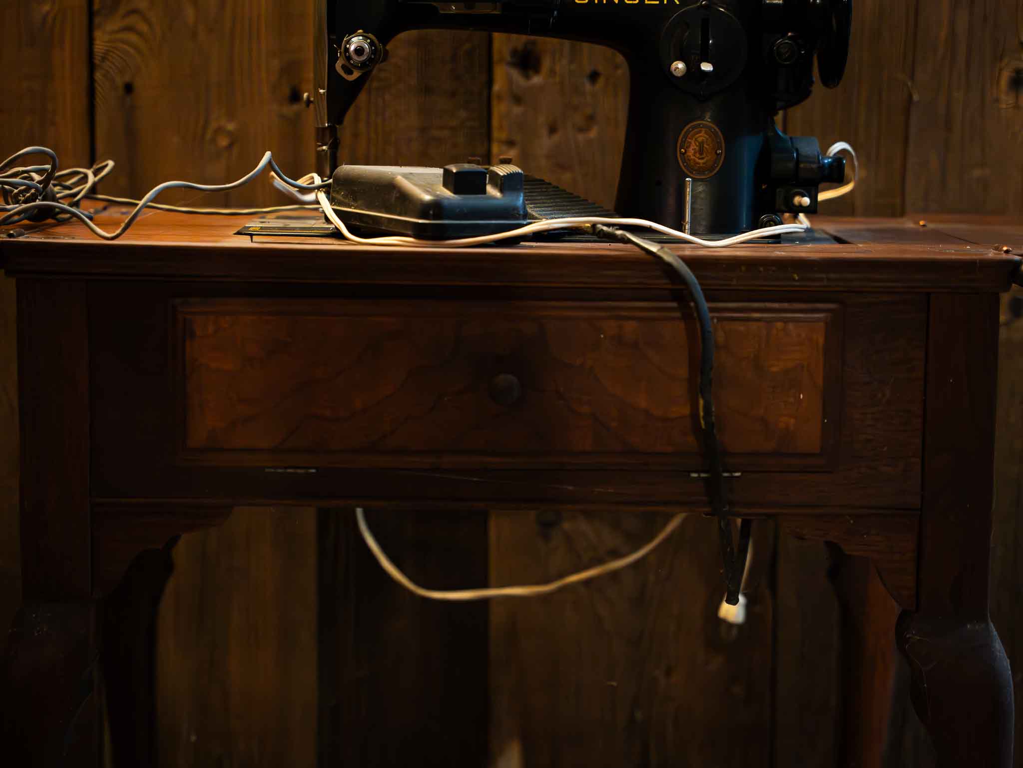 Vintage Singer Sewing Machine Table – Fold Out Wooden Sewing Cabinet - Image 2