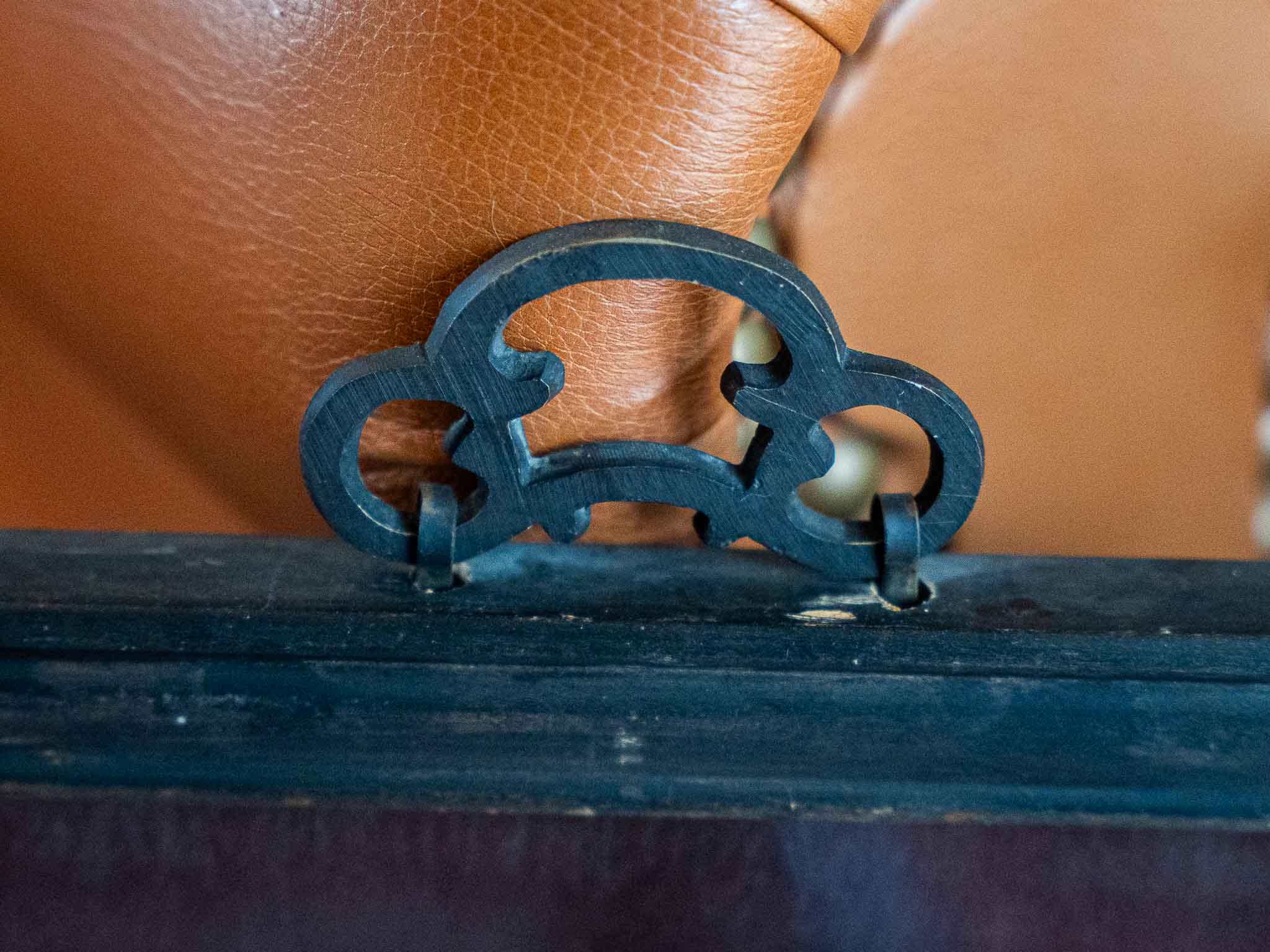 Vintage Chinese Reverse Painting on Glass – Lady with Cat in Ornate Frame (21.5” x 15.5”) - Image 3