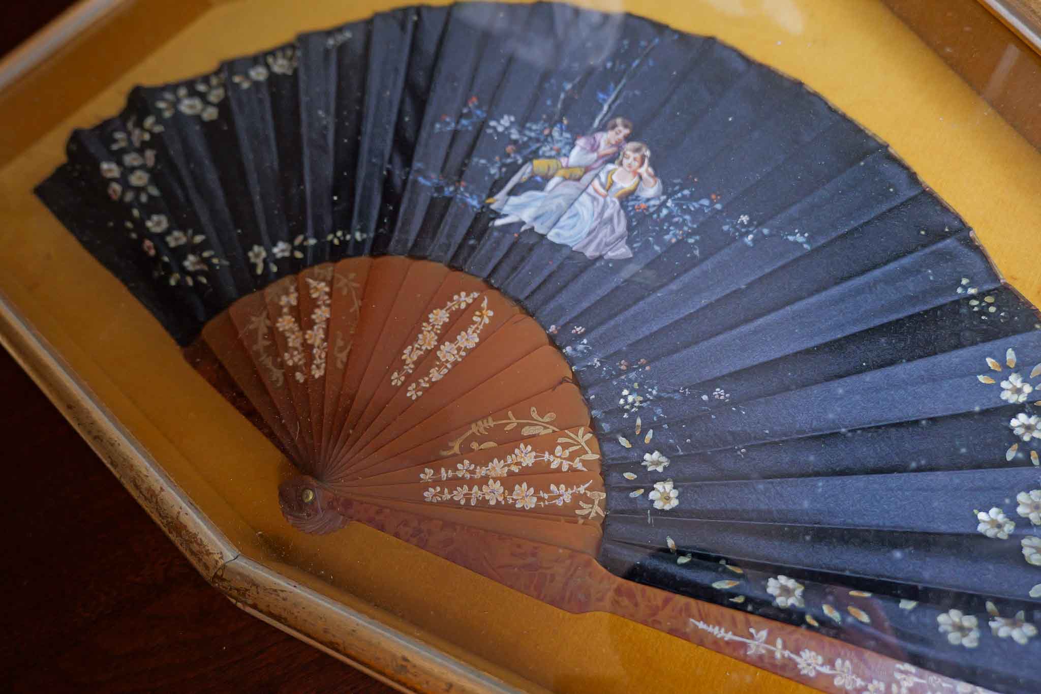 Vintage Japanese Hand Fan in Glass Display Case – Wall Decor (26.5” x 14.5”) - Image 3