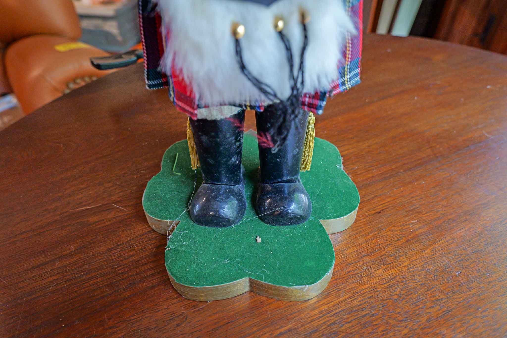 Bombay Company Scottish Bagpiper Nutcracker – 23” Tall Holiday Decor - Image 7