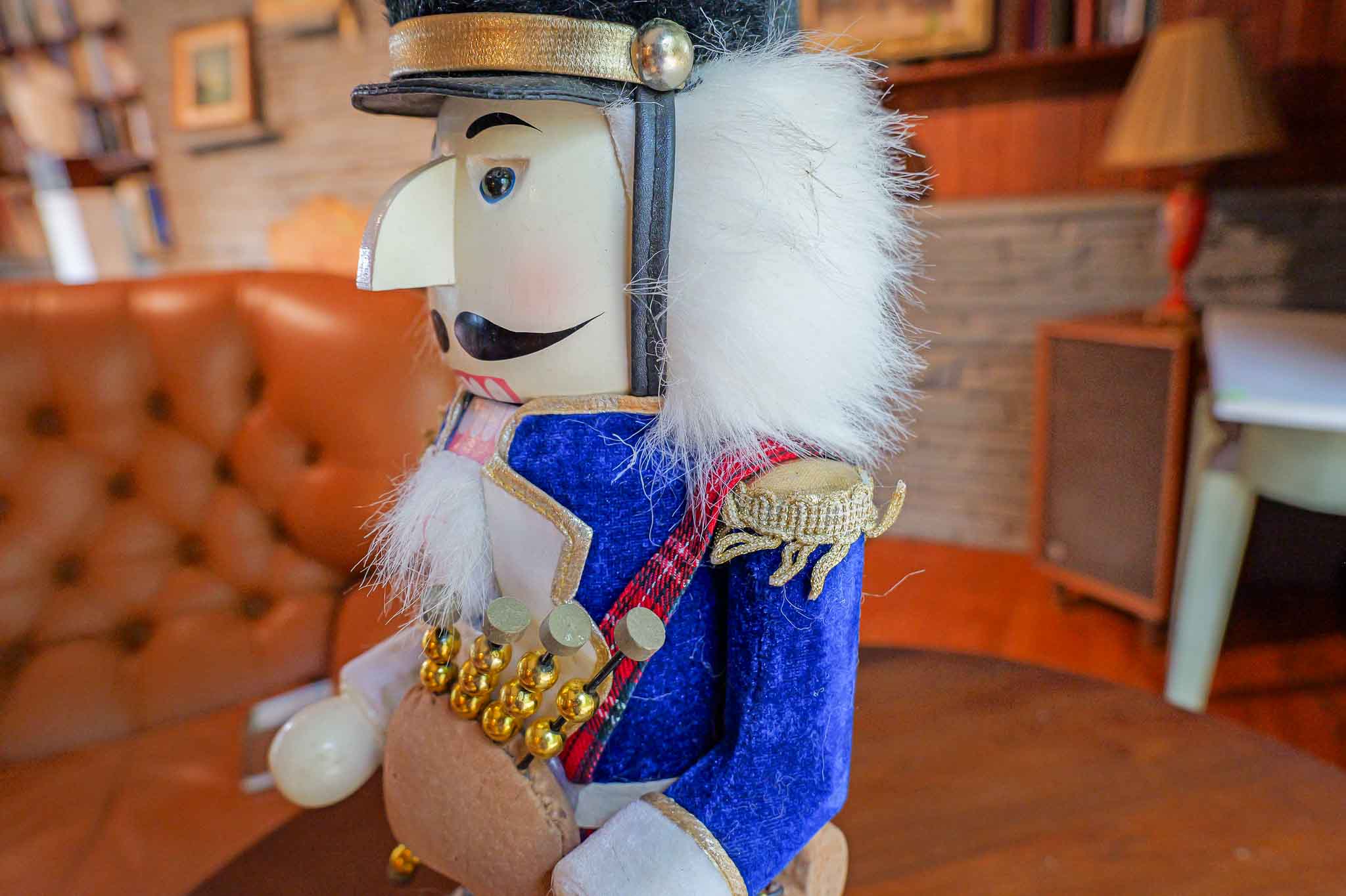 Bombay Company Scottish Bagpiper Nutcracker – 23” Tall Holiday Decor - Image 4