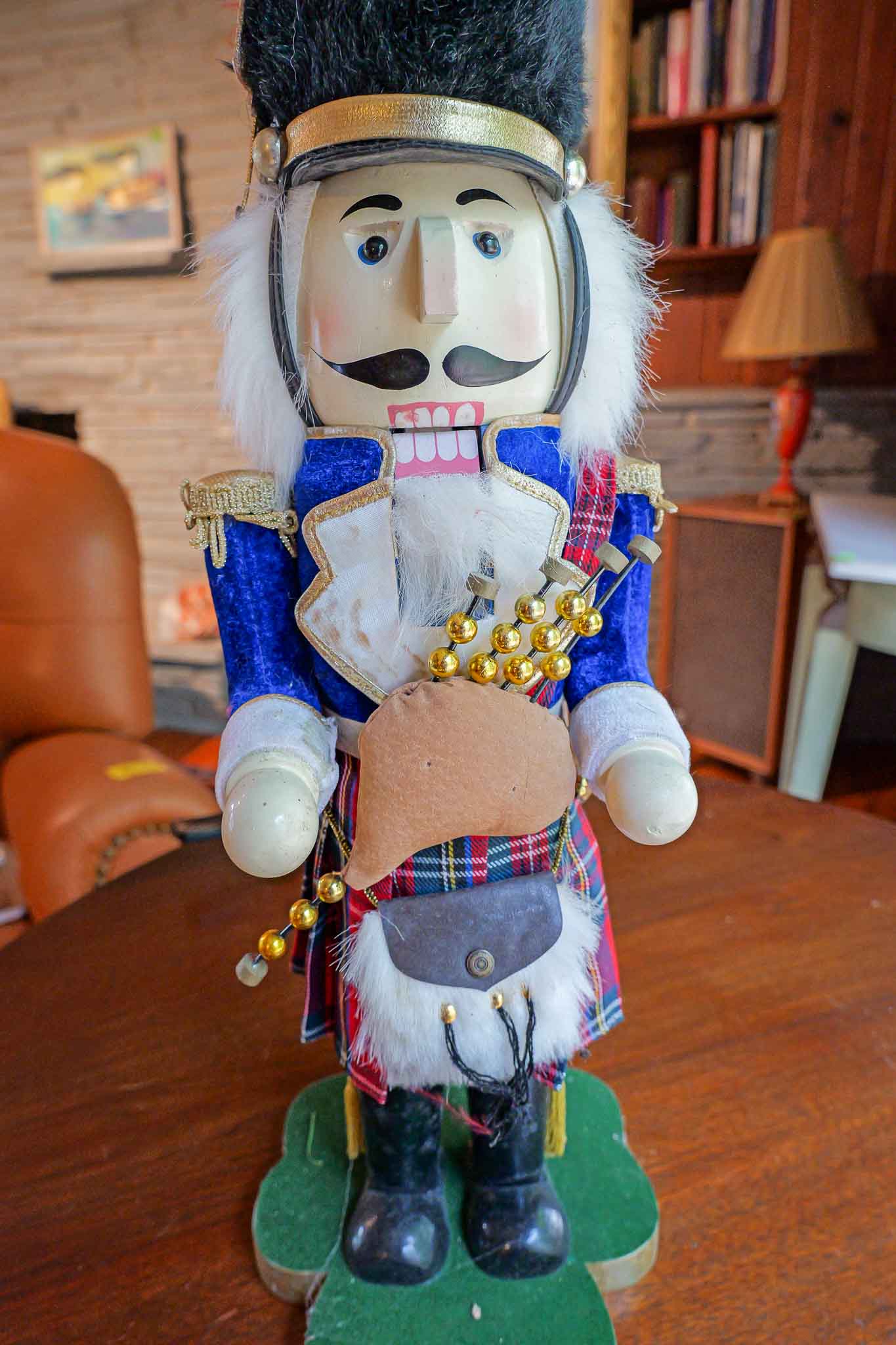 Bombay Company Scottish Bagpiper Nutcracker – 23” Tall Holiday Decor - Image 3