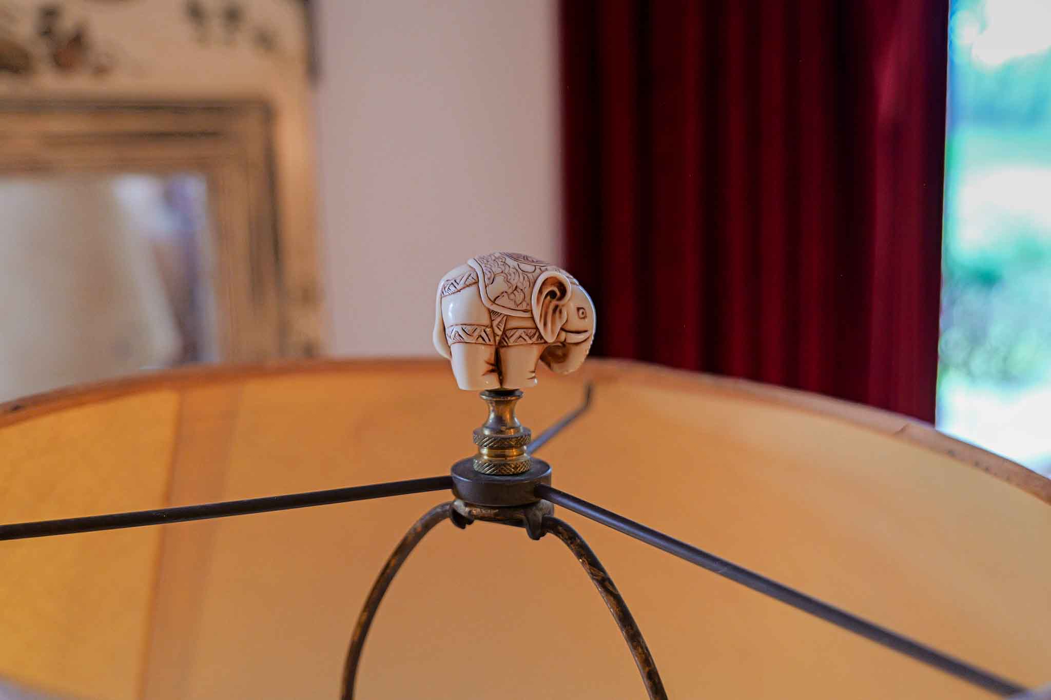 VINTAGE ORIENTAL PORCELAIN FIGURAL TABLE LAMP - Image 4