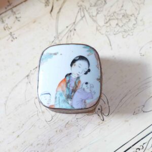 VINTAGE ORIENTAL PORCELAIN & METAL TRINKET BOX (FIGURAL SCENE)