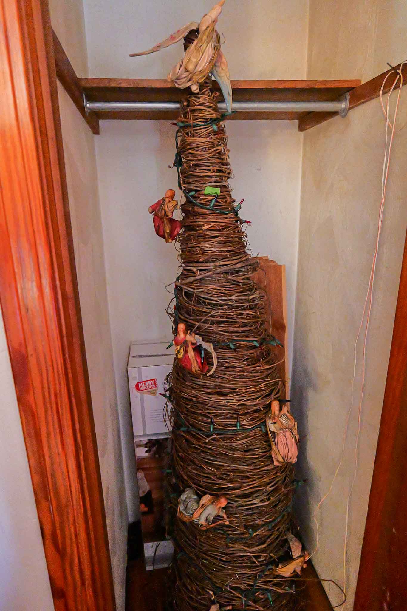 LR CLOSET - DECORATIVE GRAPEVINE CONE TREE WITH FIGURAL ACCENTS - Image 2