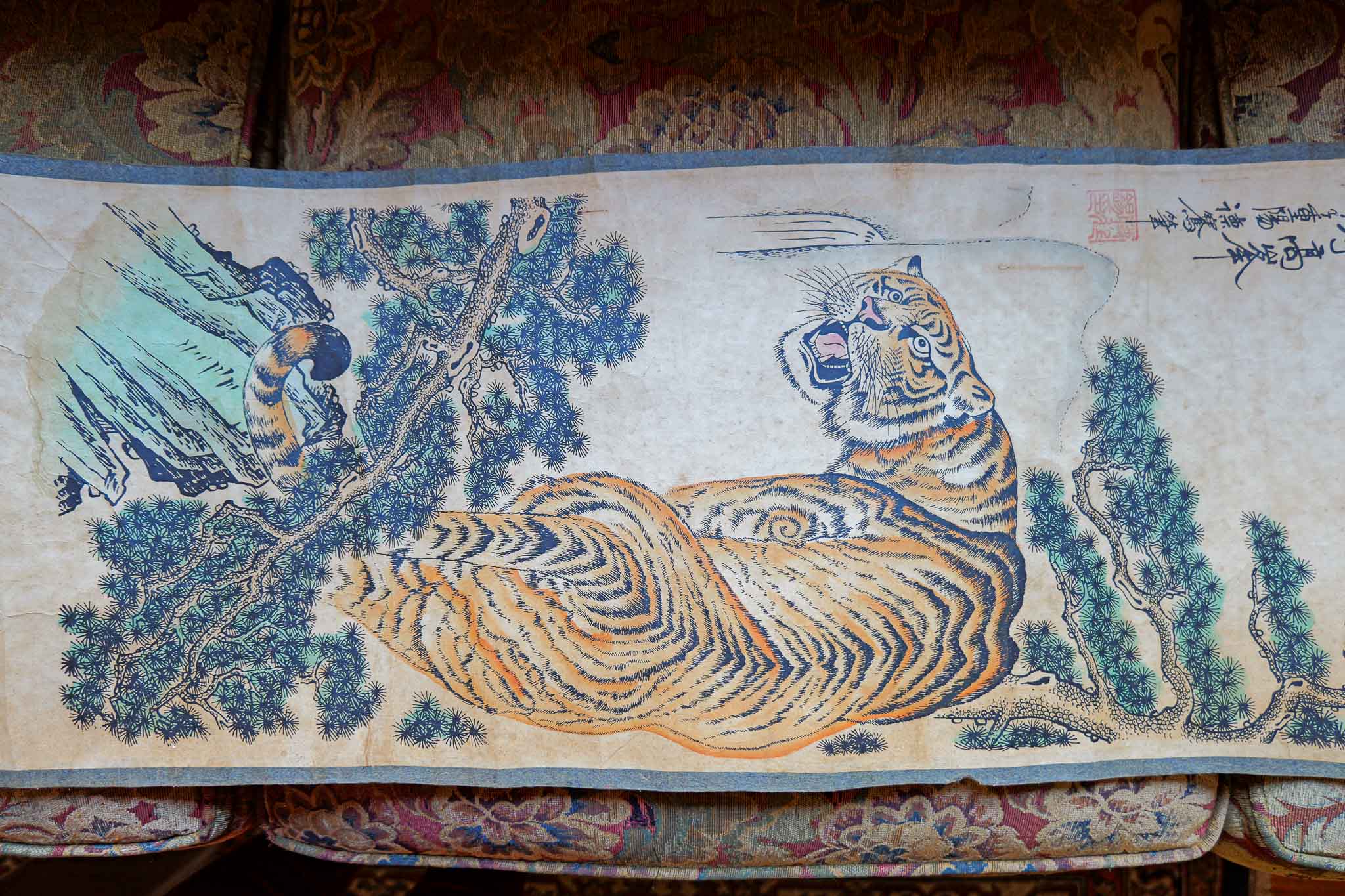 VINTAGE DECORATIVE CHINESE HANGING SCROLL – TIGER WITH PINE TREE & CALLIGRAPHY - Image 4