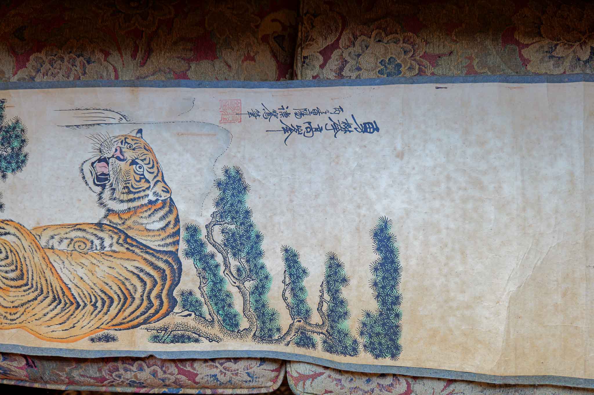 VINTAGE DECORATIVE CHINESE HANGING SCROLL – TIGER WITH PINE TREE & CALLIGRAPHY - Image 3