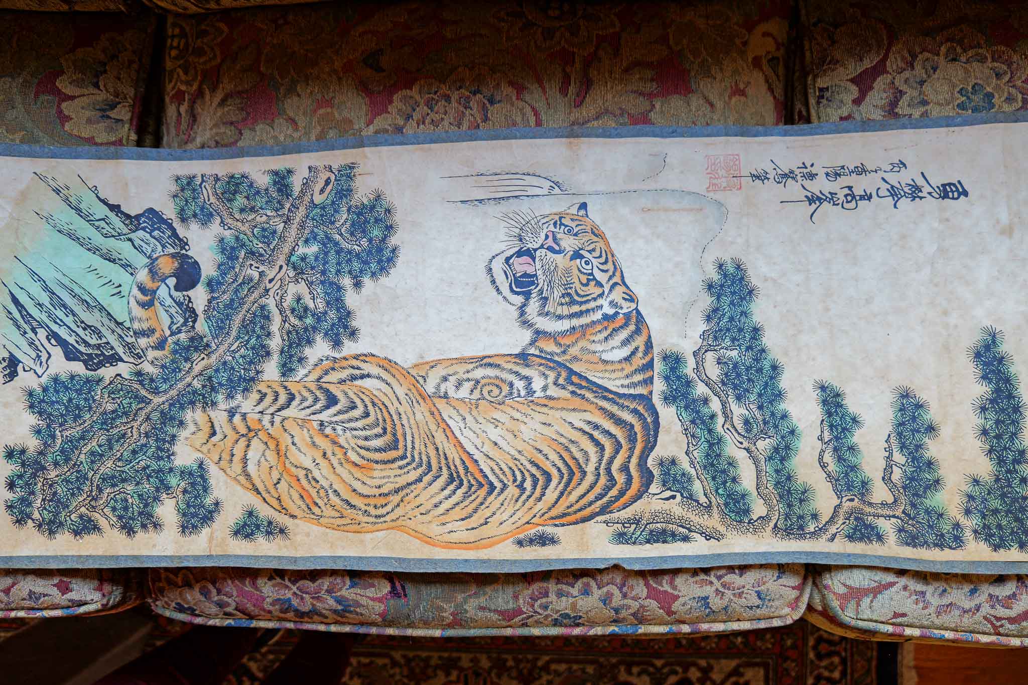 VINTAGE DECORATIVE CHINESE HANGING SCROLL – TIGER WITH PINE TREE & CALLIGRAPHY - Image 2