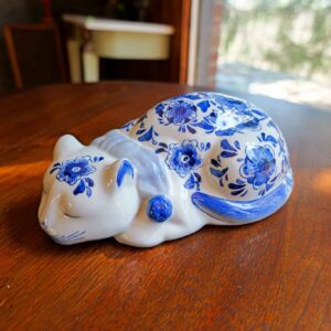 BLUE & WHITE PORCELAIN “SLEEPING CAT” FIGURINE (CENTRUM, CHINA)