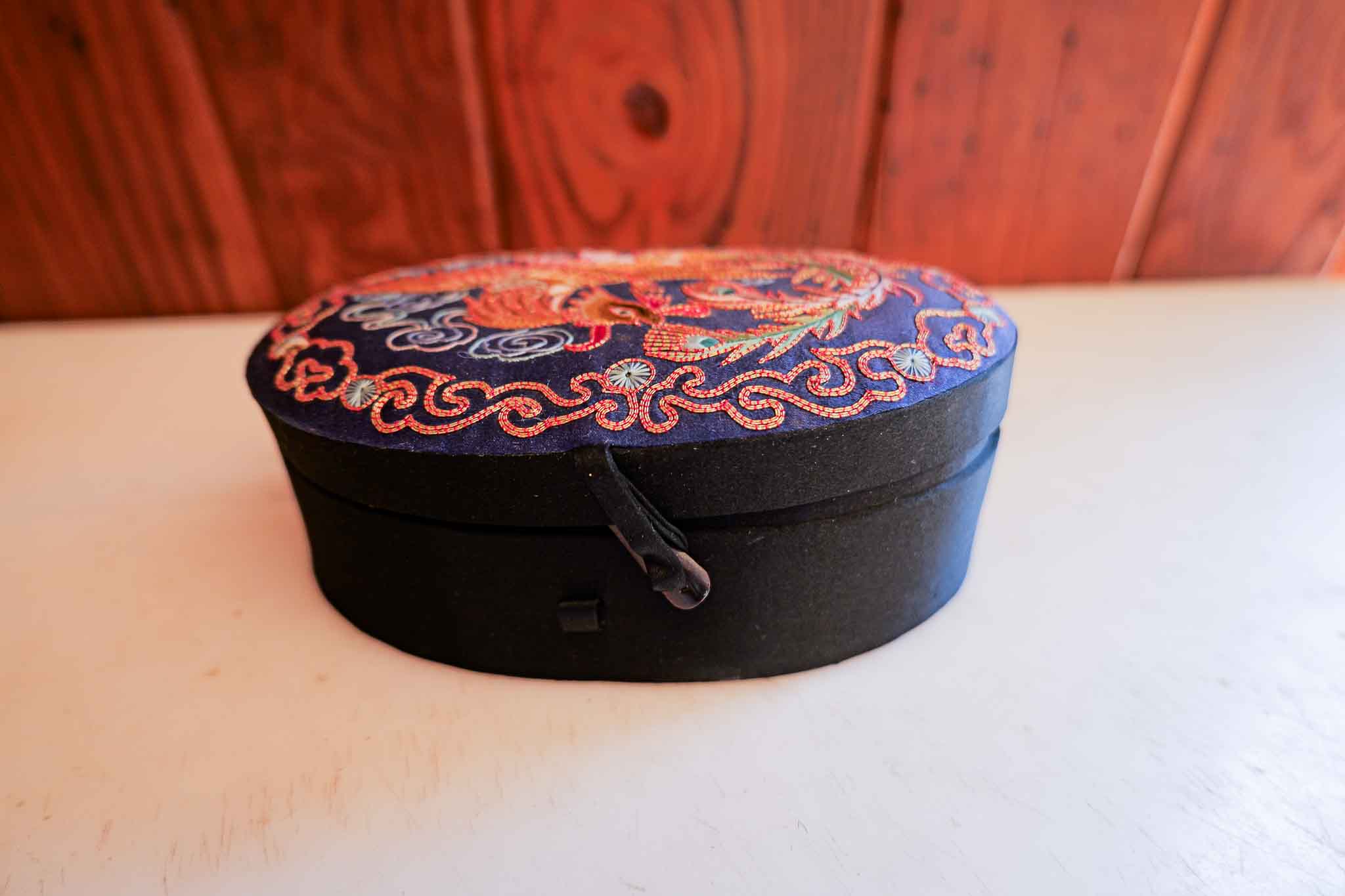 VINTAGE CHINESE EMBROIDERED PHOENIX SILK CASE / JEWELRY BOX - Image 3