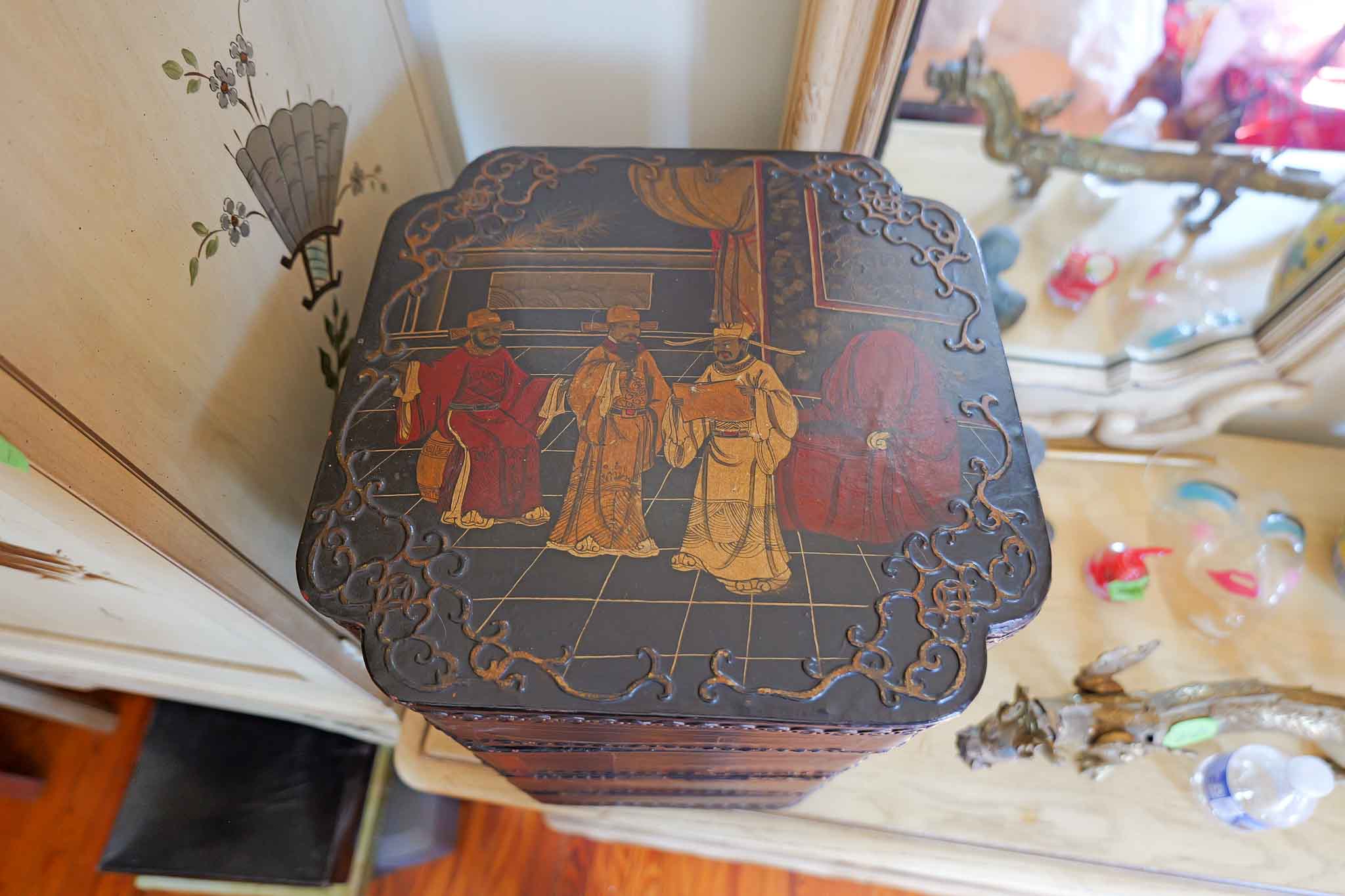 Vintage Asian Lacquer Tiered Stacking Box – Hand-Painted Chinoiserie Design Storage Chest - Image 4